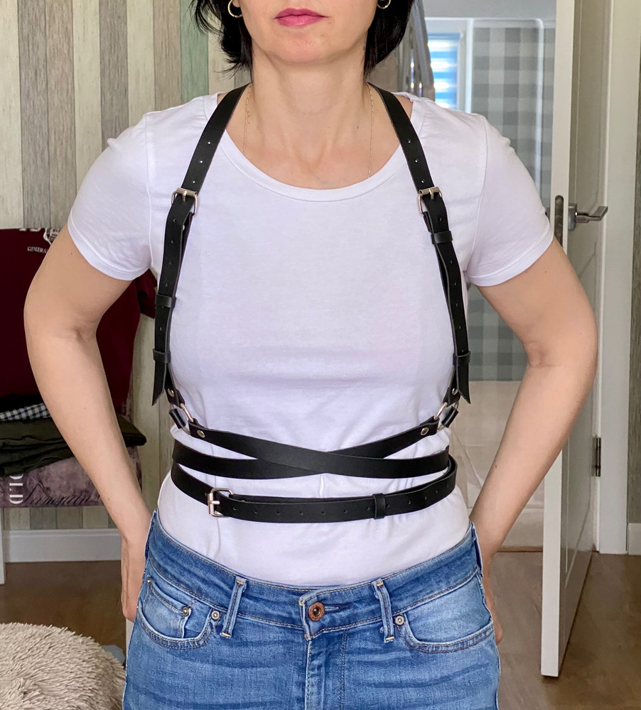 Девайс прямо свыше всяких ожиданий! Очень клевый! Боялась ошибиться с размером, он хоть и с небольшим запасом, т к у меня размер ближе к 44му, но все-таки сел, как надо! Это мягкий кожзам, на тканевой основе, вся фурнитура в порядке, без заусенцев, сделано аккуратно. Для меня дико приятная неожиданность, я сомневалась до самого получения, будет ли это хорошо. И очень рада аксессуару. Не знаю, будет ли красить вещи, но это будет понятно в процессе носки. Пока все очень нравится. Пришел за пару дней. Продавца рекомендую, думаю, еще что-то буду заказывать.