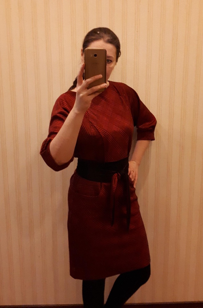 Отличное платье, село великолепно, комфортное, к телу приятное, ткань плотная, теплая, тянется, на осень-зиму. Цвет и размер соответствует. Длина до колена, взяла для офиса, очень довольна.