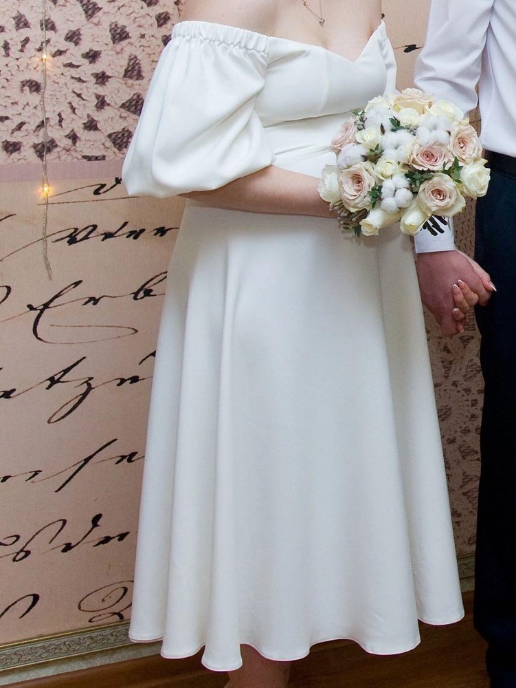 Потрясающе платье! Покупала на свою свадьбу,  боялась,что будет очень сильно виден животик,но нет,всё прилично) Приятная ткань,качественная, резинки не растянуты. Рекомендую!