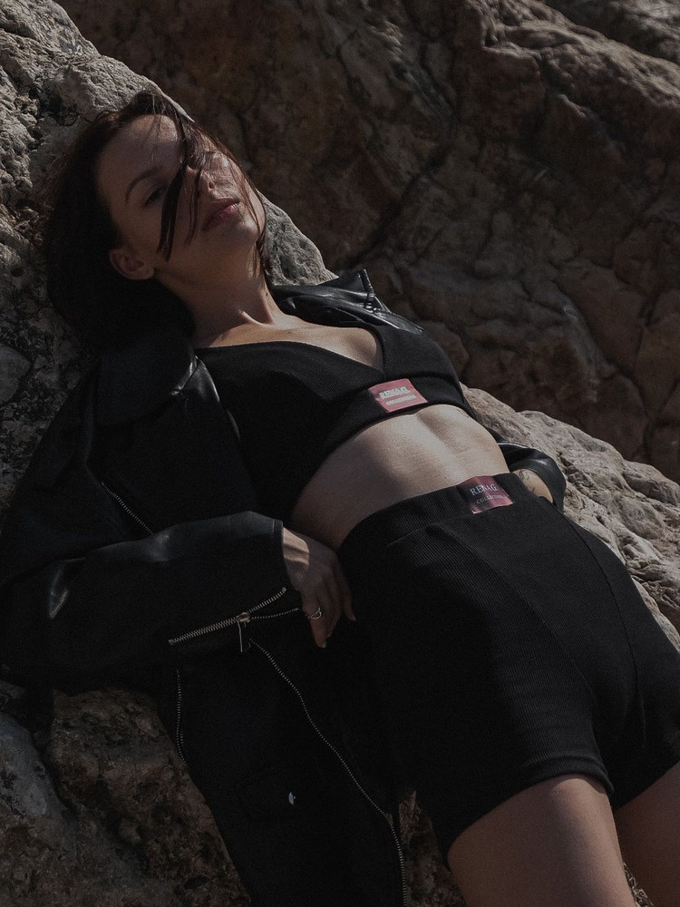 Костюм 100/100, пришёл быстро, браков не было, очень хорошо все прошито. Боялась, что на мои параметры не сядет низ (86-65-88), но все прекрасно подошло. Спасибо большое, как увидела - сразу в него влюбилась 💔