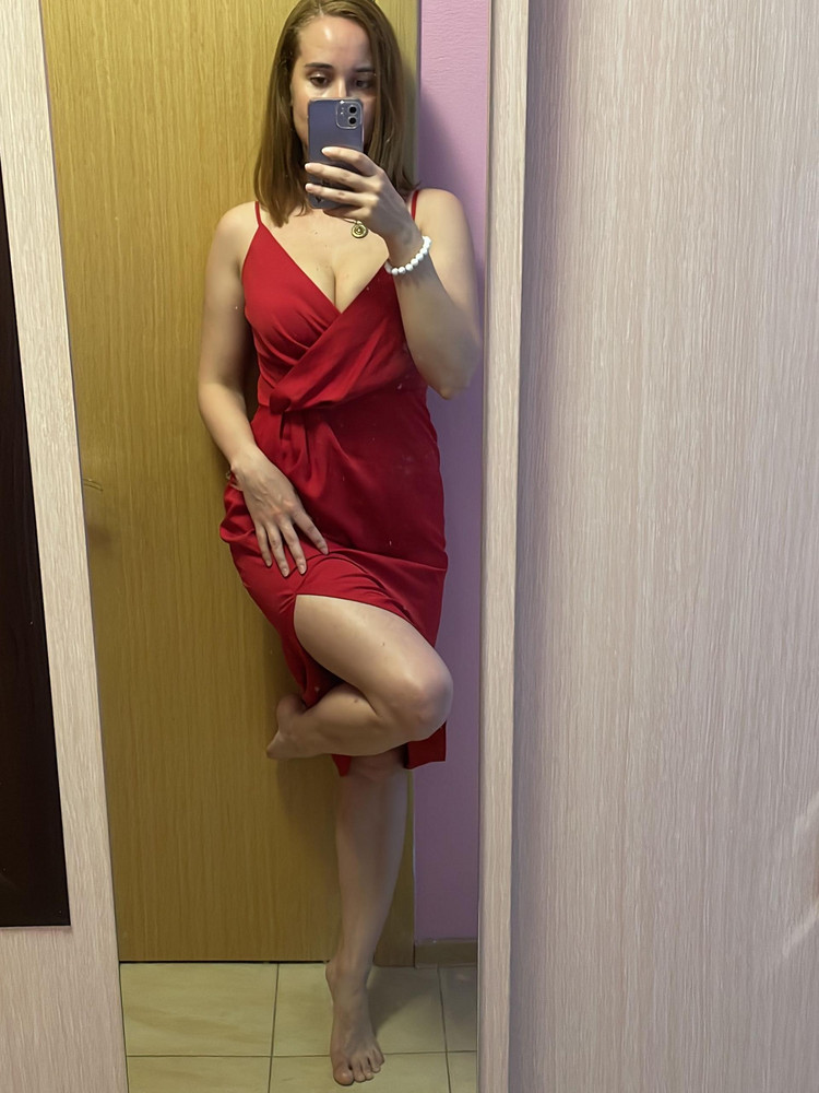 Платье отличное👍 плотная ткань, сидит по фигуре, немного большемерит в бёдрах.