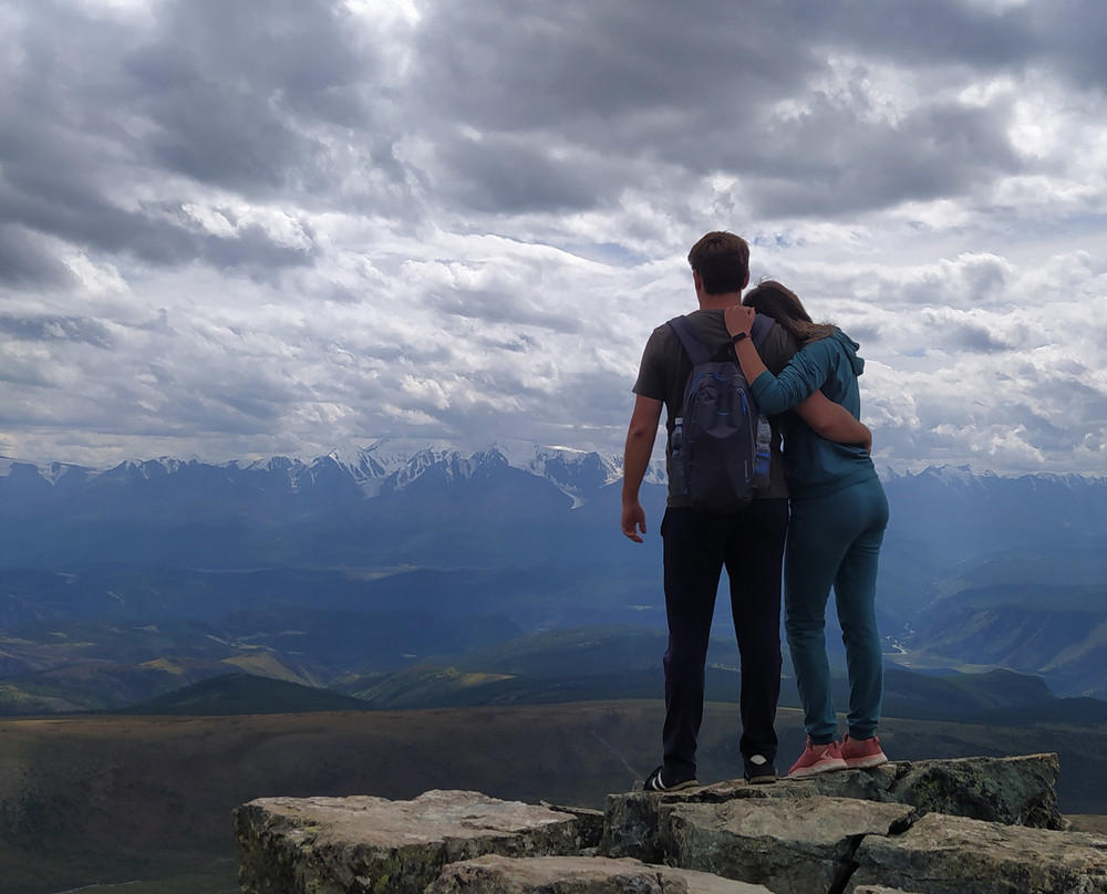 Влюбилась в этот костюмчик! 😍 Очень удобный, приятный к телу, цвет огонь! Качество хорошее, швы ровные, после двух стирок всё ок 👌. Брюки по длине даже с запасом на мой рост 170. Гоняла в нём весь отпуск по Алтаю)) Брала в размер, мне понравилось как сел, не мешком. Капюшон одинарный, но смотрится норм. Карманы немного выделяются сквозь ткань.