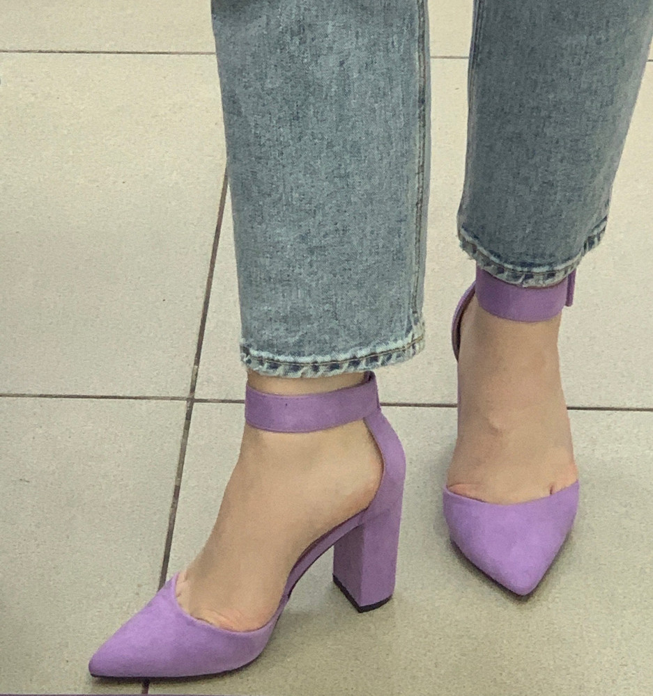 Туфли из искусственной замши, цена очень доступная. Выполнены аккуратно, следов клея нет. Каблук очень удобный, при ходьбе не ощущается. На высокий подъем и неузкую ножку подошли отлично! 37 размер был даже немножко свободен, но не критично. Посмотрим, как будет при длительной носке.