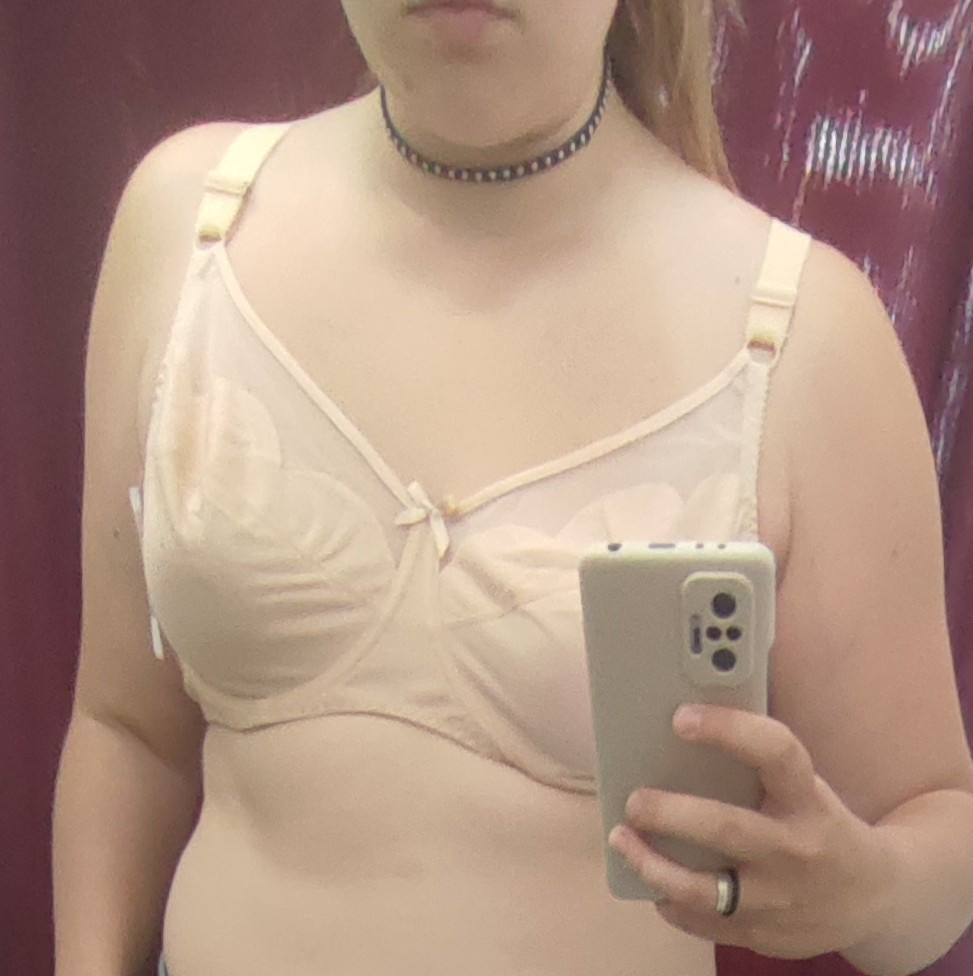 Приятная ткань,хорошо сидит,размер в размер. Правда в жару некомфортно