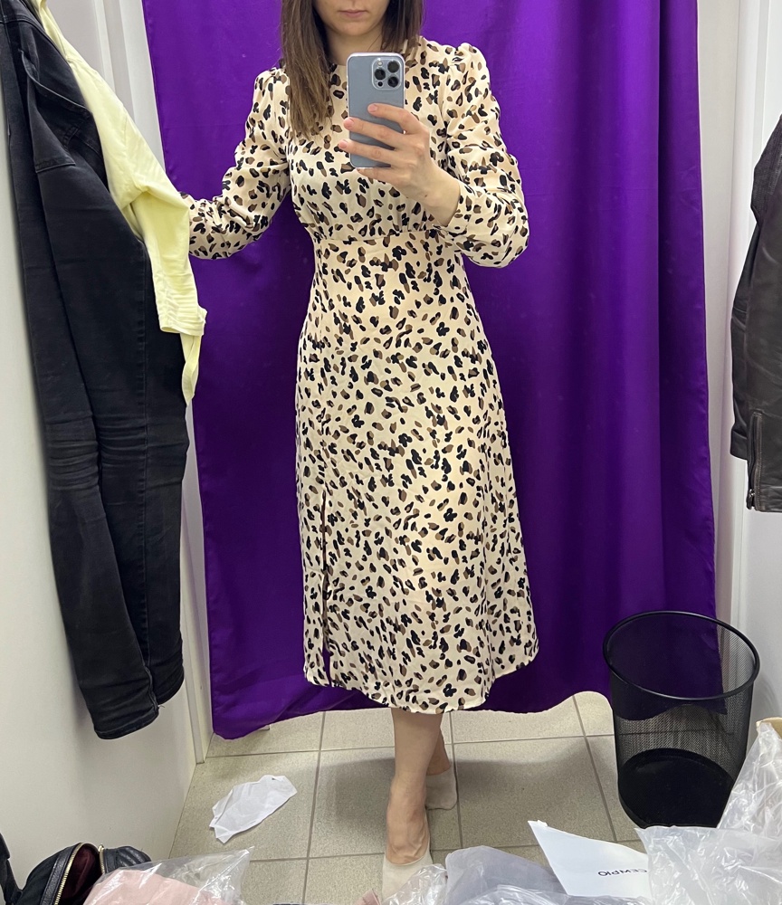 На параметры 89-70-98 заказывала светлое в размере S и темно-синее в размере М.  Оба платья по размеру подошли. Синее, конечно, гораздо свободнее. Но что в S, что в М страшно поднять руки…ткань не тянется совсем. Фасон отличный, но сшейте подобное из другой ткани. 