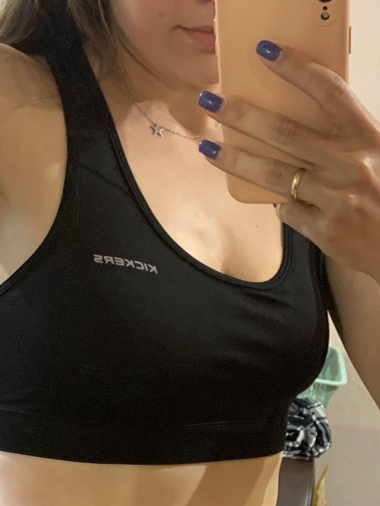 Хорошо держит грудь, сидит  классно