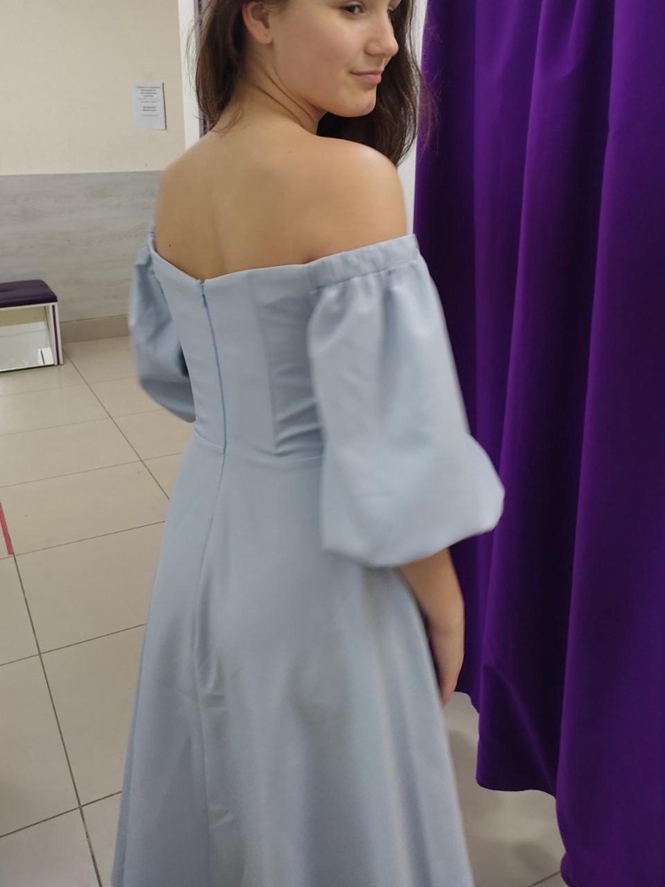 Платье шикарное , взяли дочке на выпускной, она в восторге , ее параметры93*73*104 , подошел М , L  немного велика , цвет соответствует фото , нежно голубой , корсет хорошо держит , рекомендую брать сразу два размера , чуток большемерит. Ткань плотная , струящаяся ,но приятная к телу. Взяли сразу несколько  цветов и размеров , выбрали Нежно-голубое М .