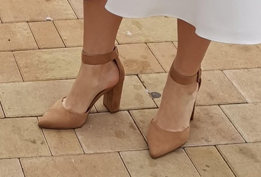 Хорошие, клей не торчит, аккуратные, размеру соответствуют. Отходила роспись и прогулку, на ноге не болтаются, но всё же с непривычки мозоль натерла. Каблук устойчивый а ремешок хорошо фиксирует ногу то что надо!