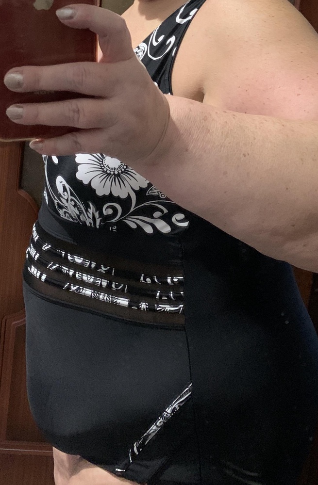 Ношу 64 р. Купальник взяла 60. Все подошло отлично. Лиф для большой груди. У меня обхват 119 см. Троечка. Рост 160. Великовато немного конечно. Подтянула  лямки, стало держать лучше. У меня ОЧЕНЬ ПОЛНЫЕ ляжки. Все отлично! Мерила на утягивающие плавки, ну не очень конечно поддерживает живот мой большой. Но хоть в два слоя подкладка.. Смотрится очень нарядно. Буду думать. Так взяла ещё и красный другой модели. Тот совсем не держит живот, но грудь зато мой размер!! И он очень красивый. Время есть. Буду сравнивать.