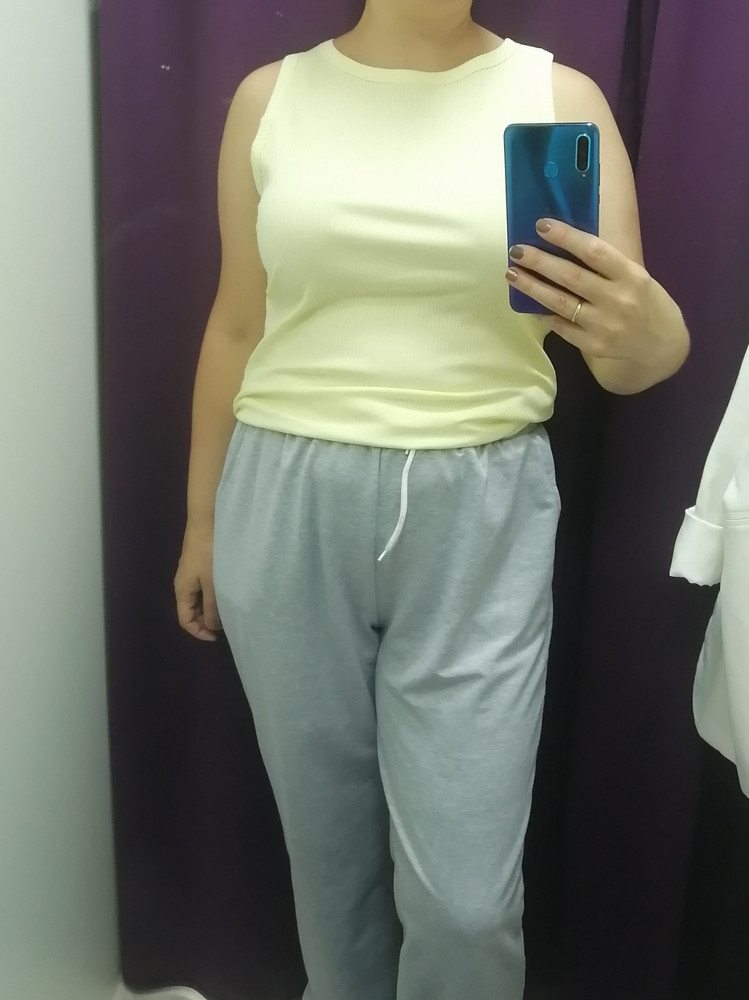 Ткань не понравилась.  Не достаточно полотная,  не эластичная.   Размер 50. На грудь 104 см,  грудь натянуло,  а облегания в области горловины и подмышек нет. Возможно нужно взять на размер меньше,  чтобы не торчали эти места,  но думаю тогда будет мало в груди.  Слишком длинный,  до середины бедра на рост 168 см.