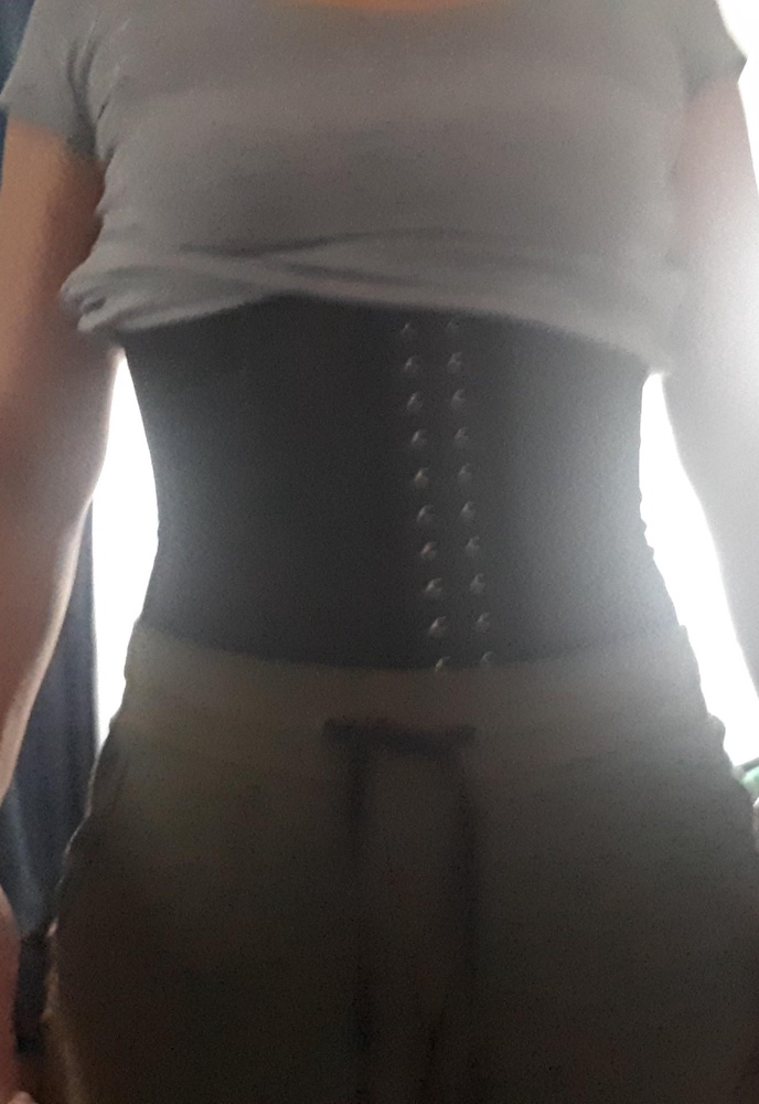 Корсет супер. Покупкой очень довольна. Рекомендую, закажу еще в подарок подруге. Сидит как влитой, ничего никуда не сползает, и ничему не мешает. Исполюльзую в качестве поддержки спины при  поднятия тяжестей, ну и как бонус -4 см в талии  за месяц.