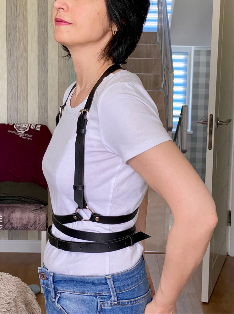 Девайс прямо свыше всяких ожиданий! Очень клевый! Боялась ошибиться с размером, он хоть и с небольшим запасом, т к у меня размер ближе к 44му, но все-таки сел, как надо! Это мягкий кожзам, на тканевой основе, вся фурнитура в порядке, без заусенцев, сделано аккуратно. Для меня дико приятная неожиданность, я сомневалась до самого получения, будет ли это хорошо. И очень рада аксессуару. Не знаю, будет ли красить вещи, но это будет понятно в процессе носки. Пока все очень нравится. Пришел за пару дней. Продавца рекомендую, думаю, еще что-то буду заказывать.