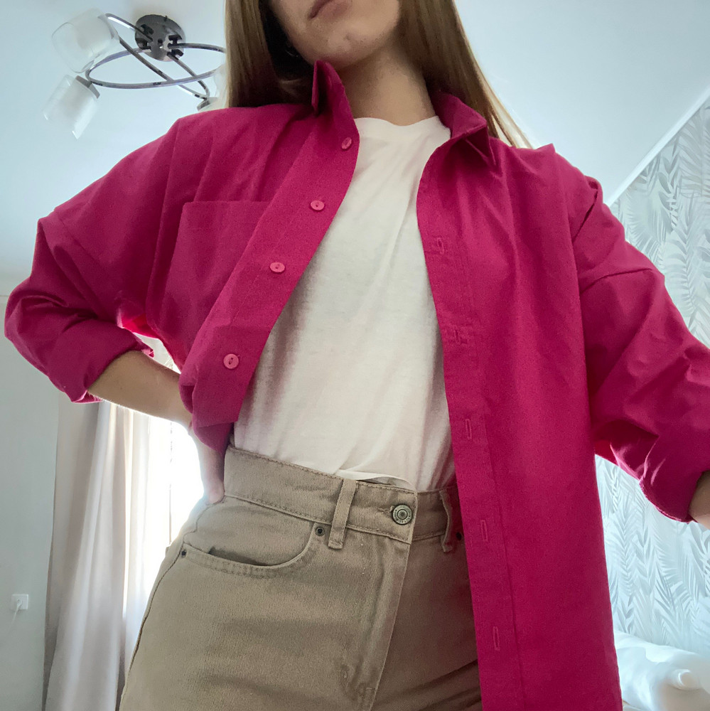 Хорошая качественная рубашка. Насыщенный яркий цвет. При росте 161 идёт как оверсайз. 