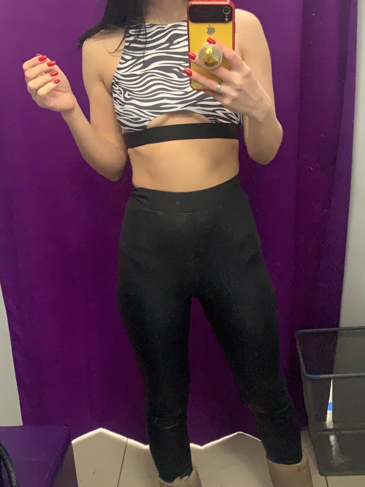 Прошу не снижать % выкупа,заказала S,судя по таблице должен топ быть даже большеват,а он впился очень сильно.Очень жаль,что М-ку разобрали,очень красивый топ.Если бы не жал подмышками,обязательно бы взяла,качество тоже хорошее.