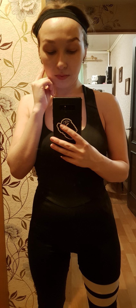 Комбинезон супер))) Материал просто пушынка,все швы ровные,без дефектов,все точь в точь как на картинке))) На свой рост 155,брала S,сел идеально))) Покупкой очень довольна) Спасибо продавцу)))