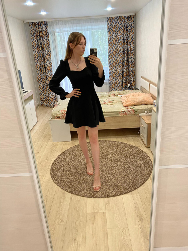 О Боже мой, оно село как влитое🥹 немного тесновато в груди (но я брала накладки на грудь, чтобы носить его без бюстгальтера)и таким образом оно поддерживает грудь)рост 176, талия 65, грудь 87, бёдра 96)