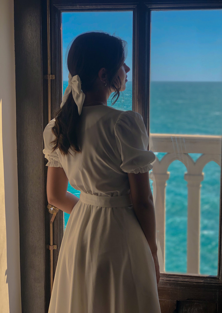 По фото казалось, что из другой ткани, но в целом неплохое платье