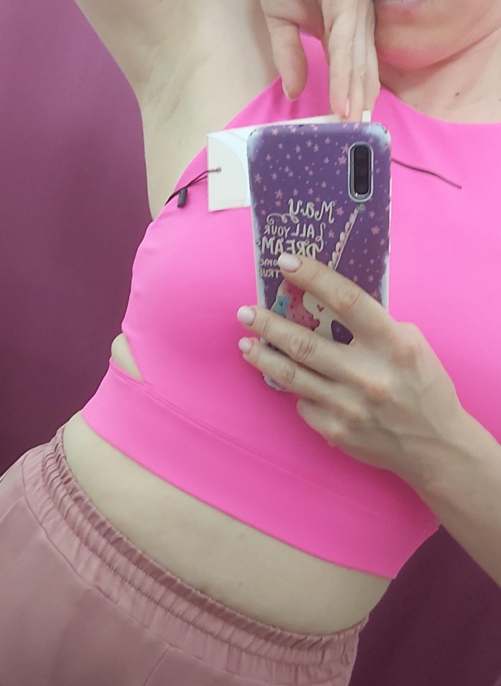 Классный топ, но ближе к горлу, чем на картинке, мне некомфортно. И складочки вывалились в боковые отверстия... Туговато сел, передавил... А так, вещь хорошая!