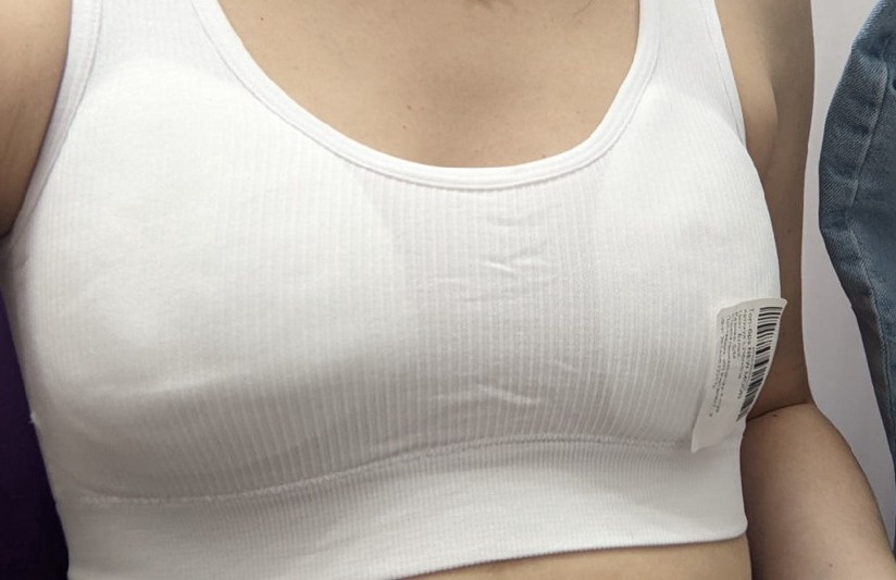 топ не очень, без чашек никак, а с ними вообще всё плохо