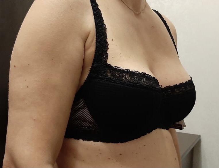 Мне понравился, симпатичный и не толстая чашка, на сой 2 размер груди всегда беру 75В, но у меня грудь не пышная и этот бюстгальтер мне подошёл, потому что часто чашки делают огромными для  пышногрудый и мне трудно подобрать под свою не пышную. У кого пышная, брать на размер больше либо не брать, выберите другую форму чашек. А эта форма чашек подходит у кого грудь « плоская» , она немного приподнимает и держит и смотрится симпатично.