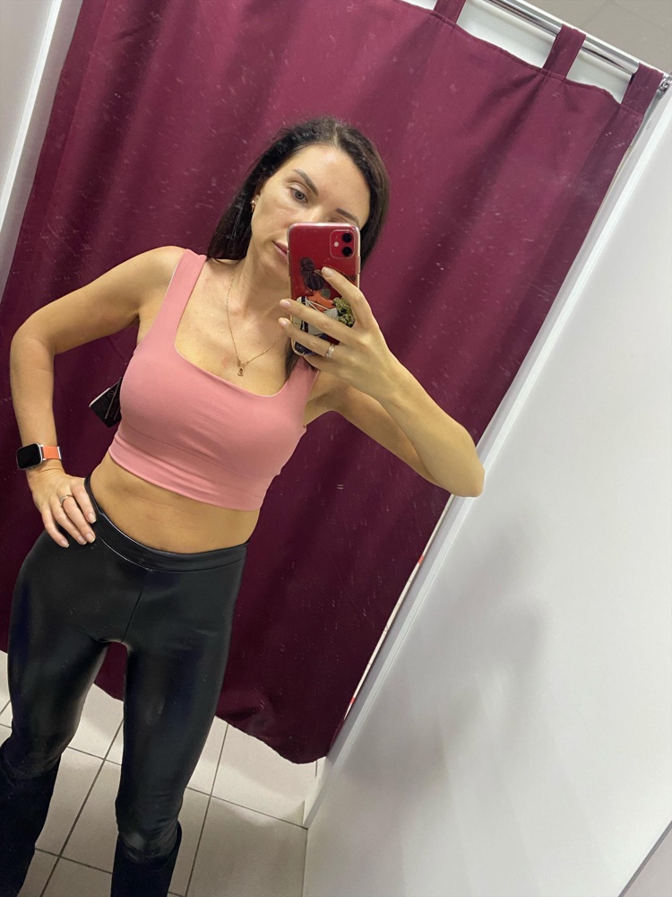 Отличный топ. Заказала размер s, ношу 42-44. Сел идеально. Хоть в зал, хоть на выход. Спасибо магазину!)