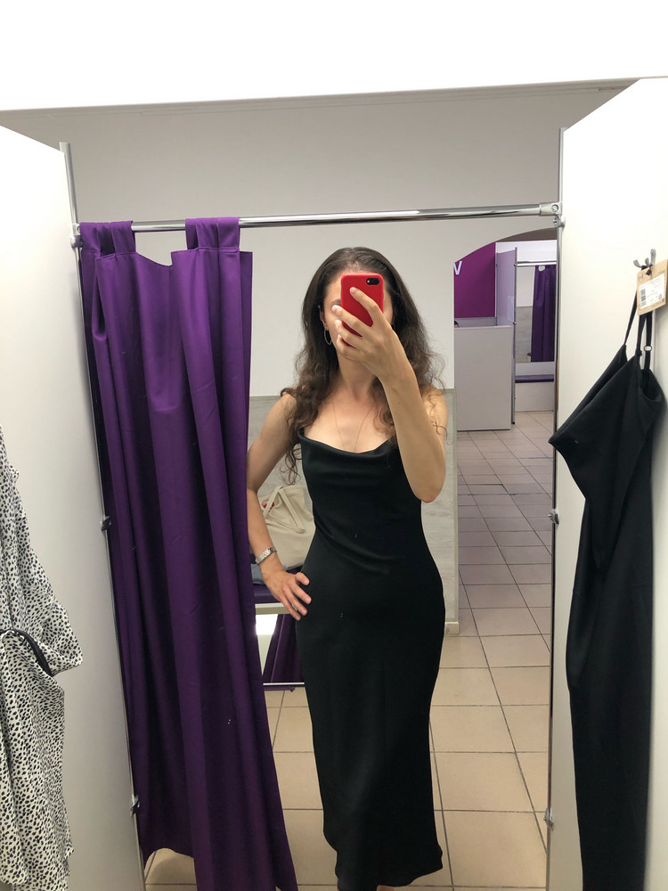 Я получила своё идеальное платье только со второй попытки. Глядя на размерную сетку и читая отзывы,  сомневалась какой размер подойдёт на мои параметры (ОГ 88, ОТ 65, ОБ 93, рост 178 см), в итоге заказала два на выбор S и XS. Платье размера XS оказалось из хорошей плотной и тяжелой ткани, но катастрофически мне мало, особенно в груди. А платье размера  S, совершенно другое, из тонкой, жиденькой и ужасно мнущейся ткани, к тому же какое-то кривое, и пузырь на спине. Как могла пыталась передать этот ужас на фото. На свой страх и риск заказала ещё одно платье размера S. И оно оказалось идеальным - ткань качественная, крой по косой хорошо садиться по талии, можно носить с бюстгальтером или без него. PS: стирала в стиральной машинке при 30 градусах, без отжима, разгладила с помощью отпаривателя - как новенькое!