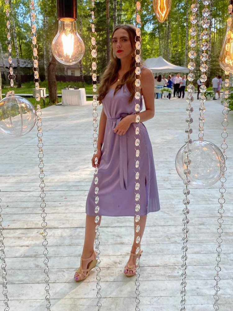 Платье, конечно, красивое. Размер xs на рост 175 и худощавое телосложение село хорошо, но без пояса не оденешь, выглядит как ночнушка.
Качество ткани оставляет желать лучшего. Перед применением обязательно стирать и прополаскивать несколько раз, потому что когда вы будете гладить, от пара останутся пятна.
Да и в целом после стирки данная проблема не решается сильно. Любая жидкость, которая попадёт на данное платье, тут же оставит пятно, даже после полнейшего высыхания. Даже, если это вода. Про пот и духи я вообще молчу.
Платье пришло в пакете, пакет был порван в нескольких местах, что могло бы послужить загрязнению или порче платья. Но слава богу, меня это обошло стороной.
Своих денег не стоит.