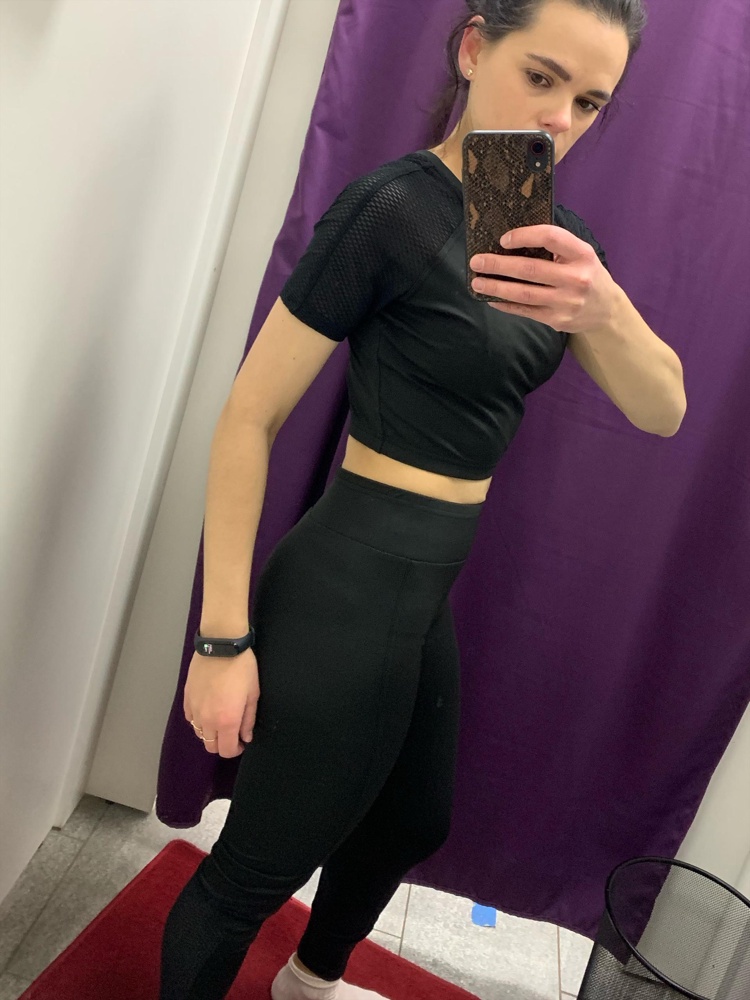 Костюм за такую сумму просто 🔥🔥🔥🔥 ткань средней плотности , запах , думаю после стирки все будет хорошо. Идёт размер в размер. Потестим в зале 😉