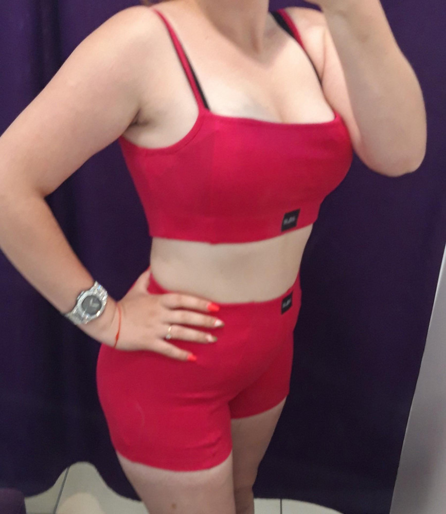 Какой классный костюм (заказала и топ и шорты)😍🤩и это, кстати, удобно, что продаётся отдельно, у меня верх и низ разных размеров. рада, что заказала его!  Спасибо огромное продавцу ! Качество очень хорошее, такой приятный к телу, идет в размер, хорошо тянется.