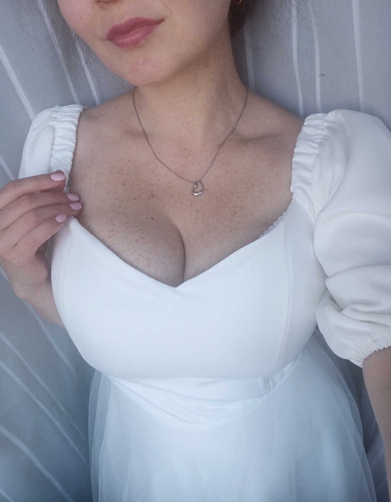 Получила сегодня своё платье 😍 На параметры 104-77-98 заказала 48 р-р, чтобы точно подошло в груди. Конечно, для спущенных плечей надо искать бра-бандо, но я знала на что шла))) Платье понравилось! Чувствую себя в нём принцессой)) Гладить, конечно, надо ещё потрудиться, но это мелочи. Спасибо магазину! Всё было аккуратно упаковано, доставили быстро. 