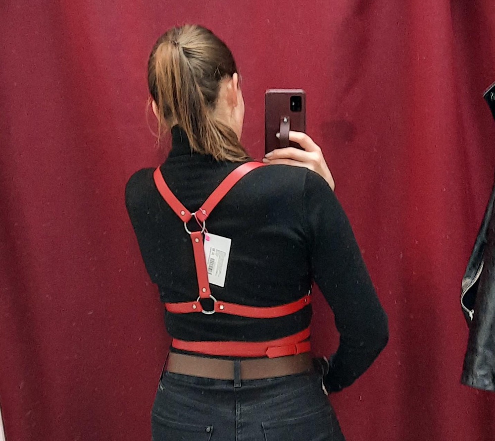 Дорогие друзья, это шикарная вещь. Во- первых, видно, что изделие из натуральной кожи. Во- вторых, нет неприятного запаха. В- третьих, ремешок длинный, но есть регулятор, который позволяет делать так, чтобы он не висел и не оттапыривался. В-четвертых, тк я брала в подарок, то очень рада тому, что дырочек на ремне, достаточно в обе стороны, и с размером не ошибёшься. Мне ооооочень понравилось изделие. Выглядит дорого-богато, эффектно. Одно НЕ ЗНАЧИЬЕЛЬНОЕ  но, так как я беру в подарок, упаковка не ахти, просто почтовый пакет, но надо признать + пупырчатый пакет и пакет закрывающийся. Берите смело, не пожалеете. Я брала по цене 1390р. И за эту цену это 🎁 Спасибо. У меня талия 70см +/- 2 см. И было трудно понять, размерную сетку, тк они разные ( на фото и на представленной продавцом)