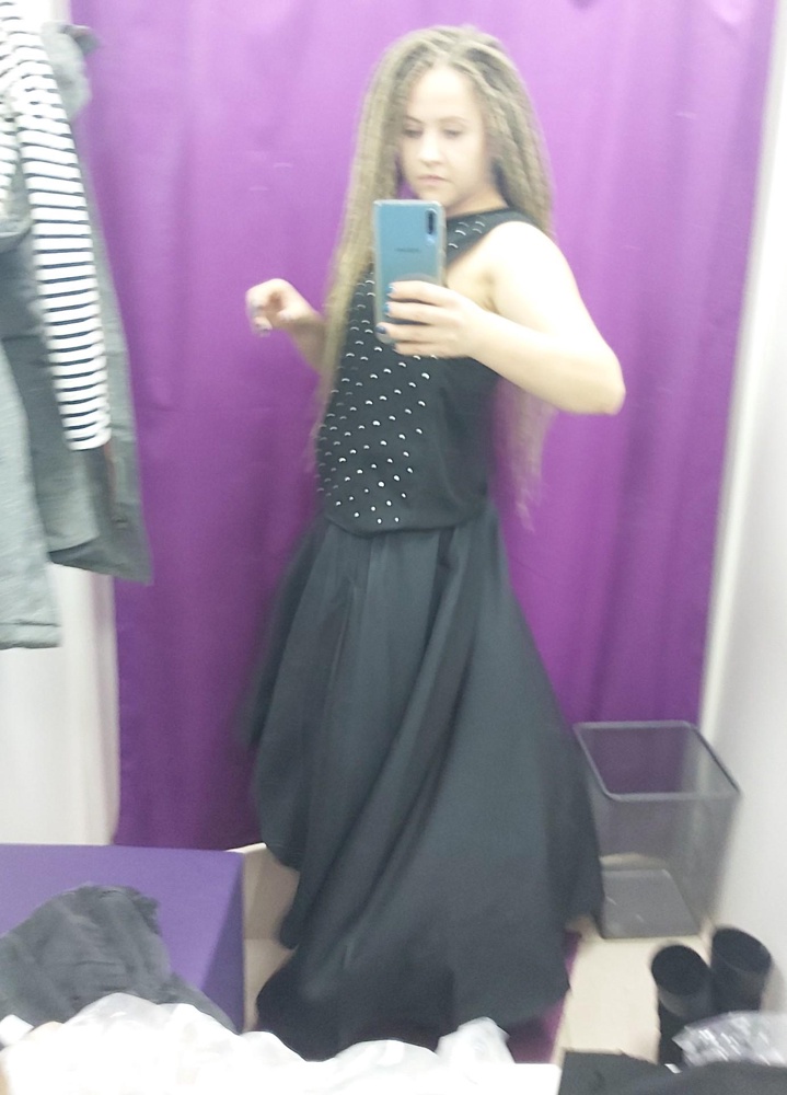 Юбка шикарная, с карманами. Ткань плотная. И очень красиво при ходьбе развивается сзади подол. На рост 157 см сзади почти до пола, спереди чуть ниже колена. Хотя это потому, что спускаю на бедра ее. Широкий пояс резинкой отлично утягивает животик) поэтому взяла 52 размер, чтобы спустить с талии.