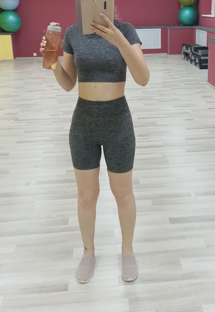 Отличный костюм. Очень плотный, но в нем совершенно не жарко. Топ надевала даже без спортивного белья, все ок, очень комфортно. С первого взгляда не поняла где зад где перед у шорт, но после разобралась (сзади внутри треугольничек посередине ягодиц). Маломерит, но благодаря отзывам заказала нужный размер сразу. У меня 42, подошёл размер М. Рекомендую!