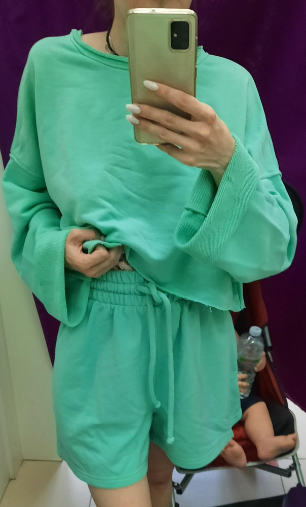 Оценку снижать не буду, качество отличное, но меня с моими параметрами 80-60-80 и ростом 155 см не украсил совершенно, возможно цвет не мой, он отличается от цвета в карточке товара, ожидала мятный, а он зелёный. Резинка на талии сидит хорошо, не давит.