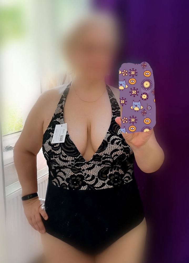 На мой российский в груди 54, по бедрам 56 взяла р. 50. Сел прекрасно. Очень глубокое декольте слегка откорректирую. В остальном очень довольна. Спасибо.