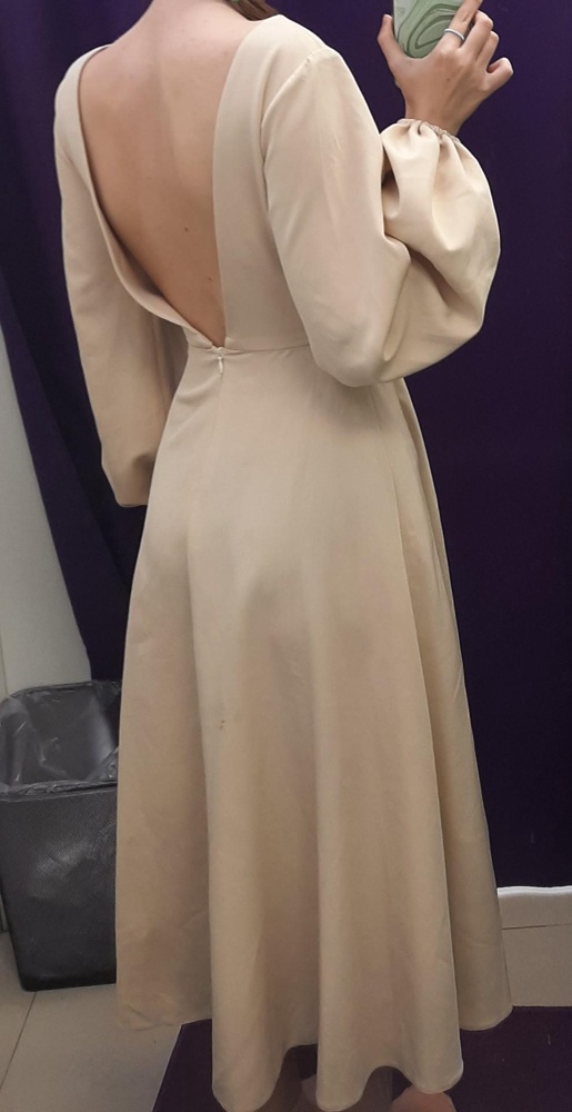 платье очень качественное и нежное
всё круто сидит, сзади немного топорщится ткань, но думаю после глажки будет кайф 
мои параметры: рост 164, 82-62-87