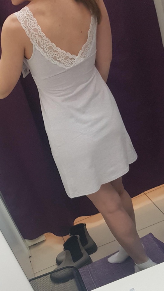 Очень нежная, ничего лишнего, купила в комплекте с халатом