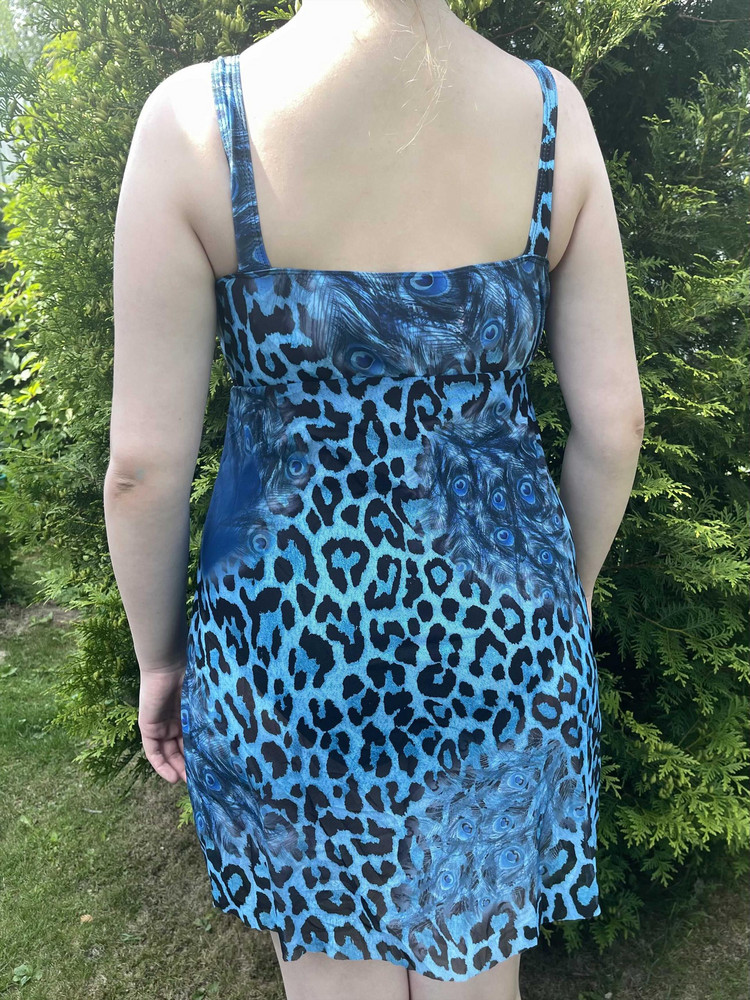 Мне очень понравилось купальник. Взяла 50 размер, хорошо держит грудь, юбочка скрывает живот. Этот купальник очень элегантный, украшает. Для меня стал идеальным по всем параметрам: необычный фасон, идеальная посадка по фигуре, качественный пошив, поддержка груди, визуально стройнит; Однозначно советую к покупке!!! Спасибо производителю за такую красоту. 