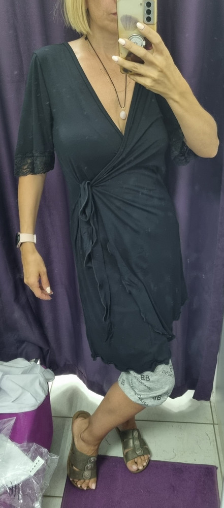 Приятный к телу. Ношу 42, взяла 44, комбинация как раз, а халатик бы покороче хотелось. Но это мои придирки