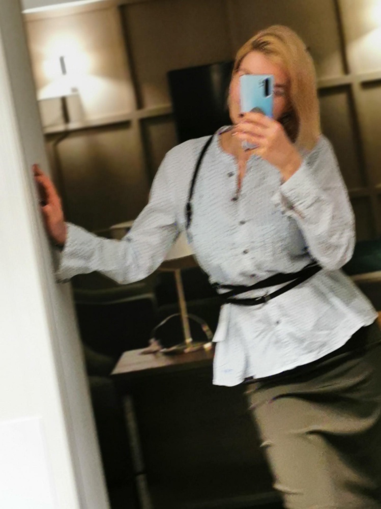 Очень понравился. Кожа гладенькая снаружи, и в целом изледие смотрится добротно выполненным. Парам 100-75-100, подошел 44-46 идеально. Но регулировок много, так что на разные параметры подойдет.