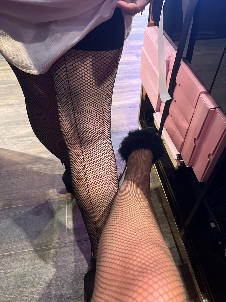 Чулки огонь 🔥 держатся идеально , раздражений не было , я взяла темные в цвет загара - они бомба , черные взяла коллега , тоже влюбилась в них 🔥 рада была бы скупить их оптом 