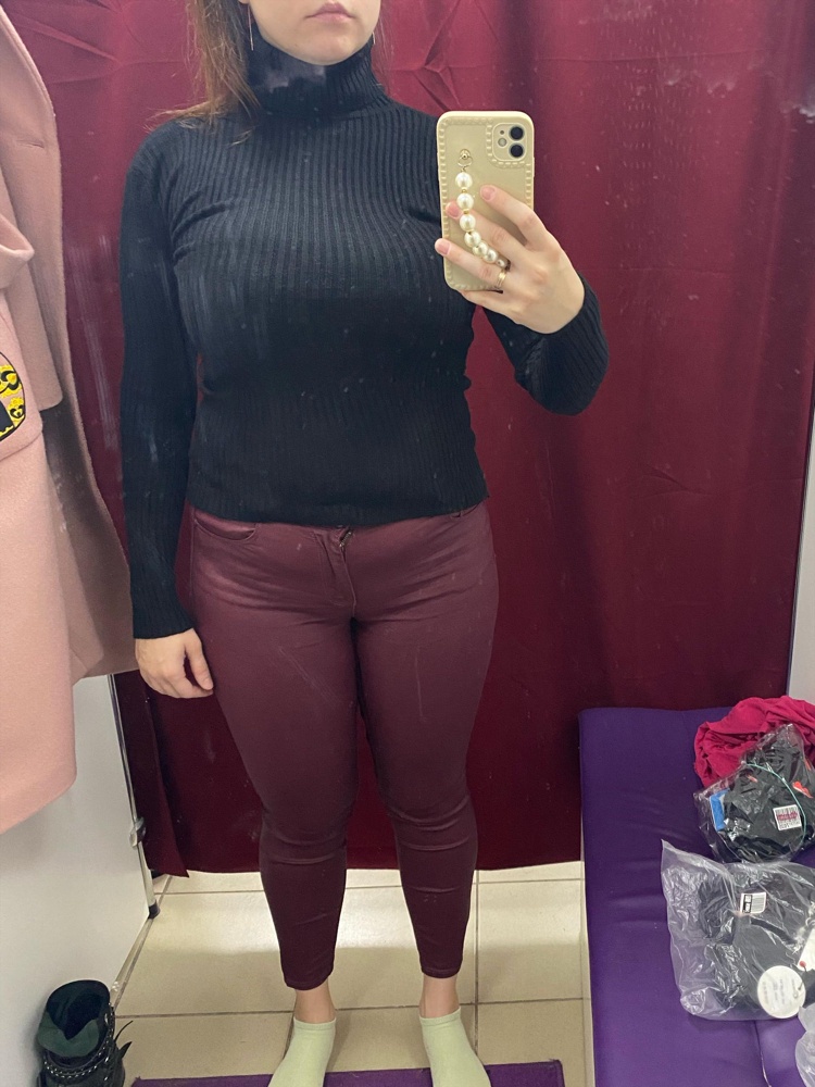 Теплая, но короткая. Пришла с дефектом. Буду перезаказывать. Лучше заказывать на размер больше у кого большая грудь.