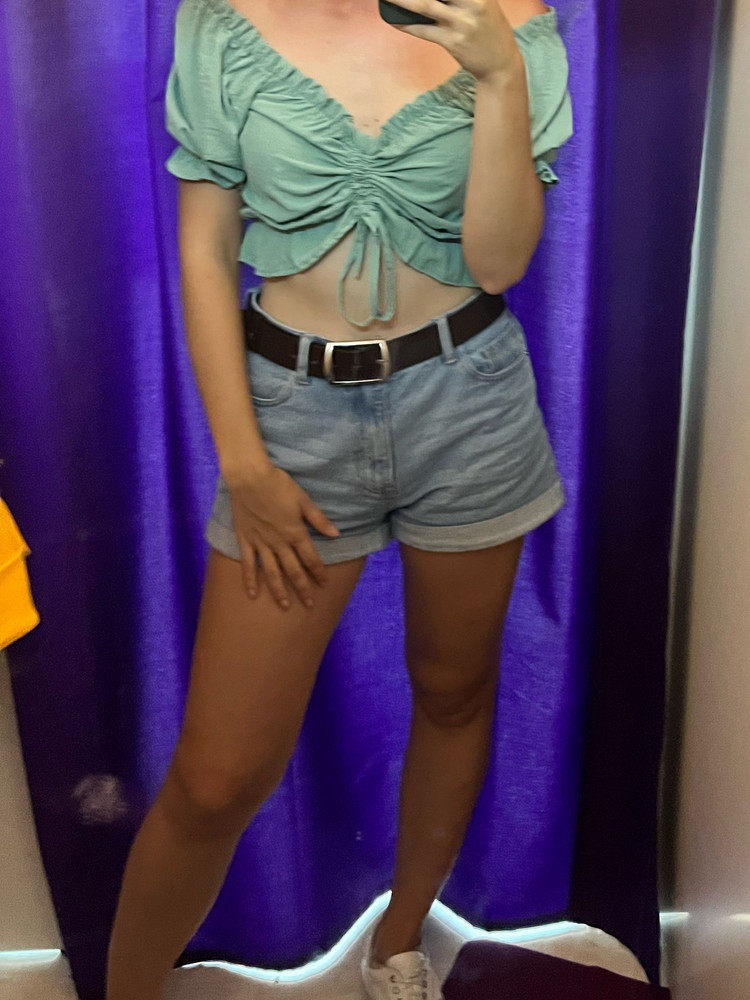 Хороший топ, ткань приятная, цвет только бледнее, чем на фото, но это мб от настроек экрана. Мне не понравился, заказала ярко зелёный 