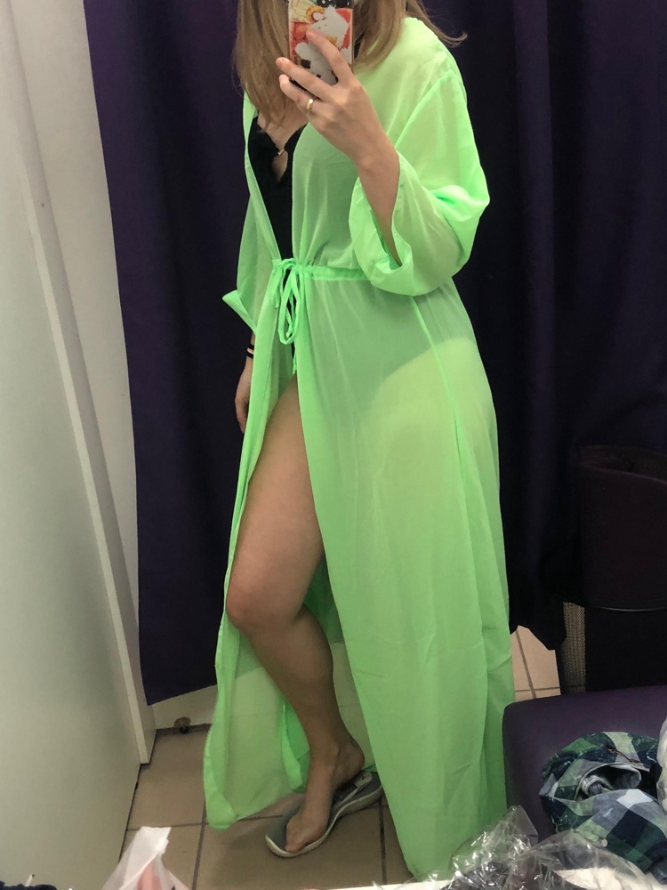 Заказывала несколько цветов. Белое пришло без рукавов, но оно понравилось больше всего. Его в итоге взяла, хотя считаю что оно должно бы было стоить дешевле… Также взяла парео другого производителя, качество материала у которого в разы лучше при сравнении.. но тут, повторюсь, понравилась именно модель без рукава. 