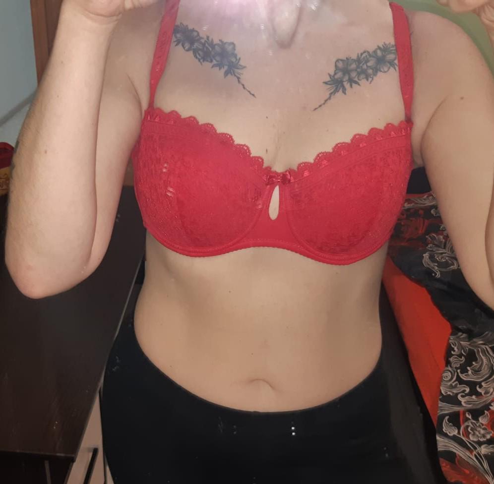 Это, товарищи, огонь, конечно🥳💥 Мне очень нравится такая форма чашек, но, к сожалению, садятся хорошо крайне редко. Эта модель села, как влитая. Собирает и держит на 5. Под одеждой не вылеляется. Грудь красивой, округлой формы получается. Но..мой обычный размер 75D. Попала со 2го раза в размер 80E. Обьемы ОГ 93, ПГ77