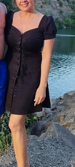 Платье понравилось,особенно покрой ,ткань плотная,но не жарко .Единственное после стирки выцветает пятнами краска чёрная,очень жаль.Буду искать варианты покраски, так как фасон как на меня.