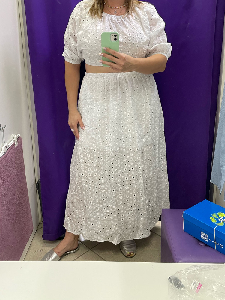 Претензий по качеству юбки - никаких, юбка супер. Но! У меня 54 размер и мне она в принципе нормально подошла (размер с/м!). Могла бы выкупить, но мне нужен был комплект, а топ немного маловат (что не странно, учитывая опять-таки мой 54й размер 😁). Я думаю весь комплект в размере с/м хорош будет на девочках размера 50-52.