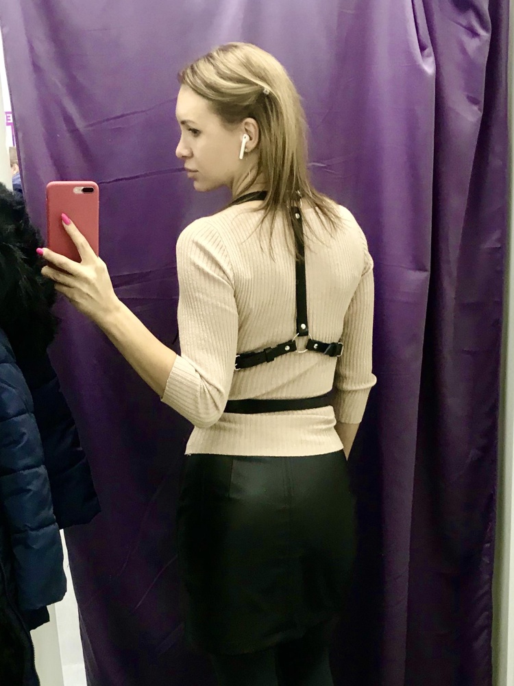 По предыдущим отзывам заказала два соседних размера (36-38 и 40-42). С параметрами 93-64-93 отлично подошёл 40-42. В 36-38 ремень не застегнулся)