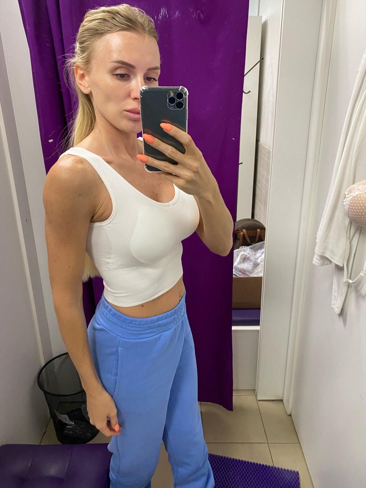 Искала светлый топ-бра для спортзала, эти не подошли потому что с вкладышами, это ужас какой-то🤦🏼‍♀️ они для моей груди какие-то маленькие, задираются, а сбоку вообще кажется будто поролон  пришили)) Видно их очень конечно, а я так совсем не люблю😔 в отзывах на фото этого как-то не видно. Ну а без вкладышей сисям конечно очень свободно для тренировки. Ну, а если брать для повседневной носки, то отличные топы👍🏽 Очень приятные к телу.