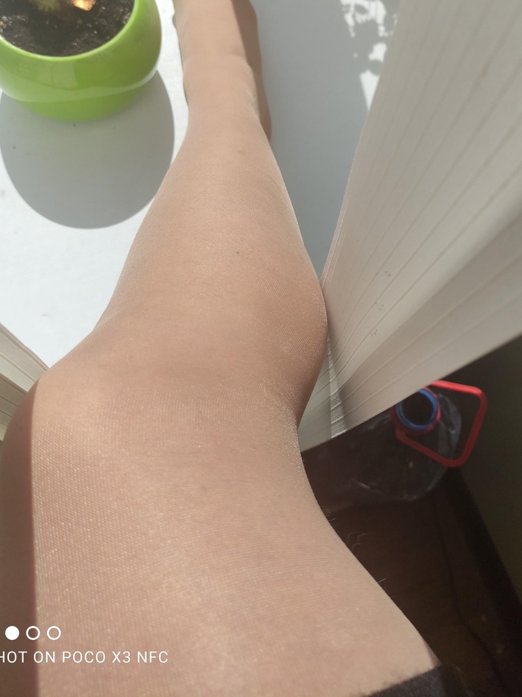 Отличные колготки, держатся хорошо, не сползают, цвет приятный, из далека как будто то без колготок,на солнце лёгкий блеск. На весну и прохладное лето самое то. Про зацепки сказать не могу,т.к ношу аккуратно. Брала на пробу, закажу еще.